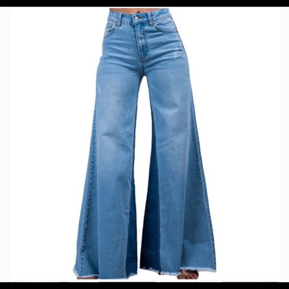 UNIQ BY LITZ Wide-Leg Bellbottom Star Jeans Blue size 30